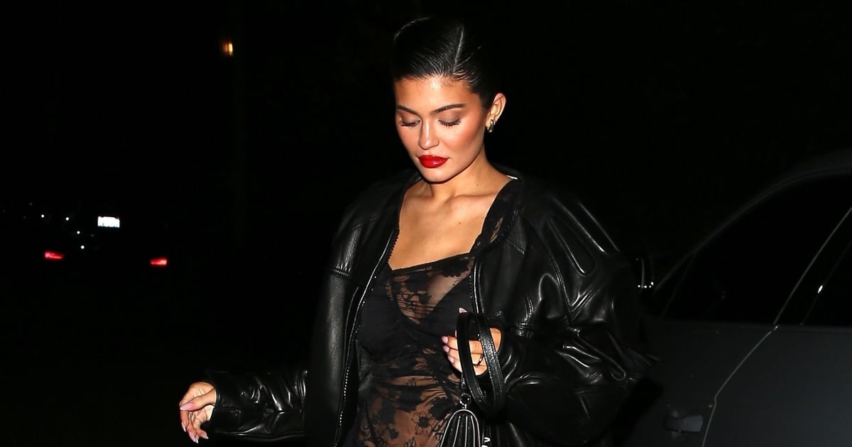 Kylie Jenner mostra sua calcinha em um vestido de renda preto transparente