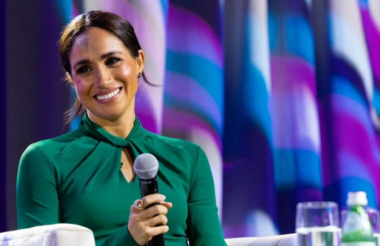 Meghan Markle usa vestido verde Armani em evento em Indianápolis