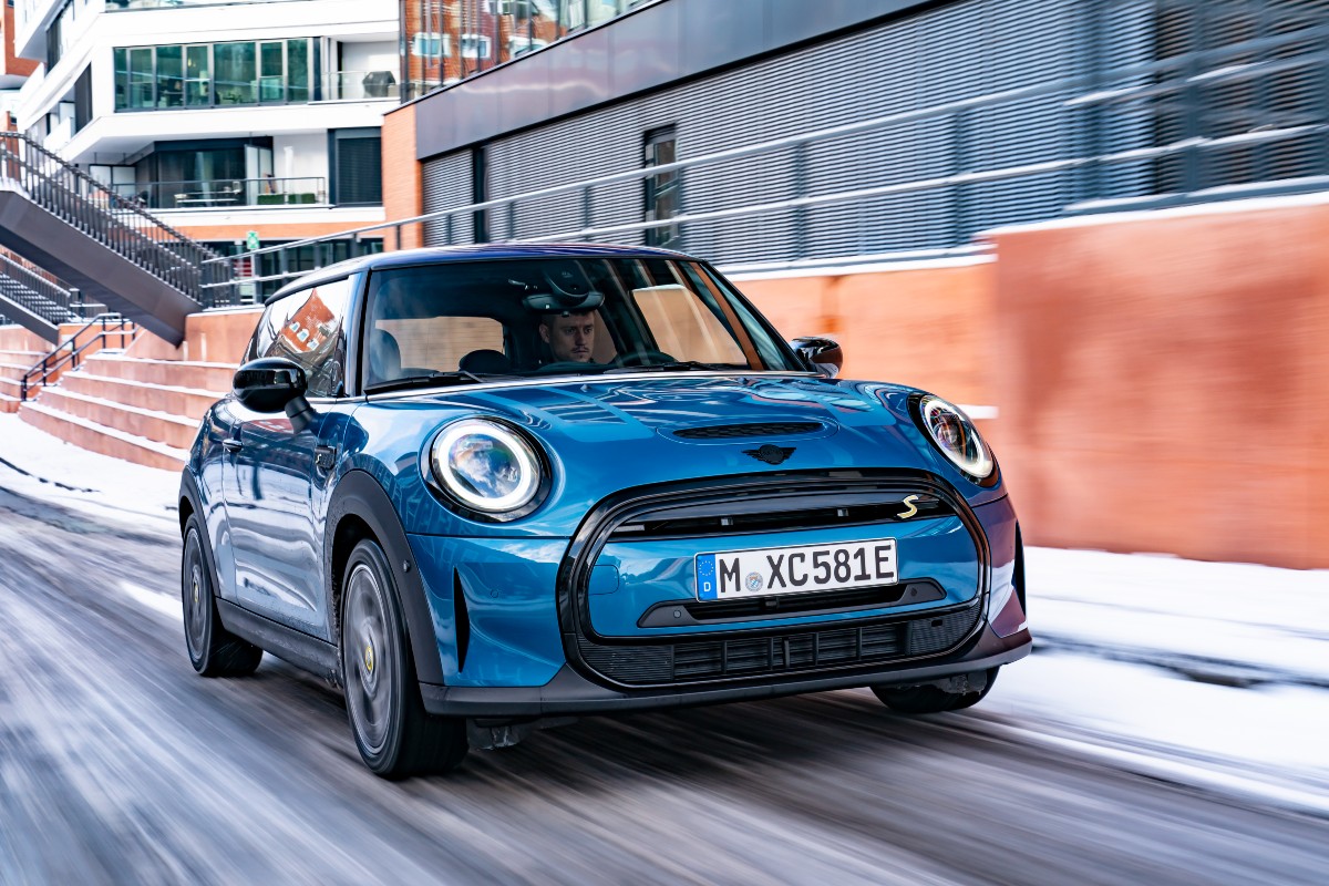 Mini Cooper elétrico tem promoção com bônus de R$ 20 mil e wallbox grátis