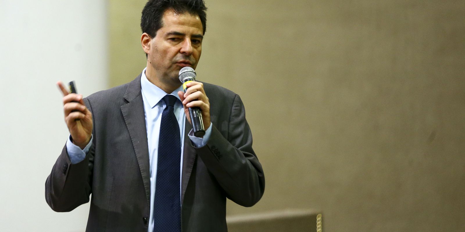 Ministro defende aperfeiçoamento de marcos legais do setor energético