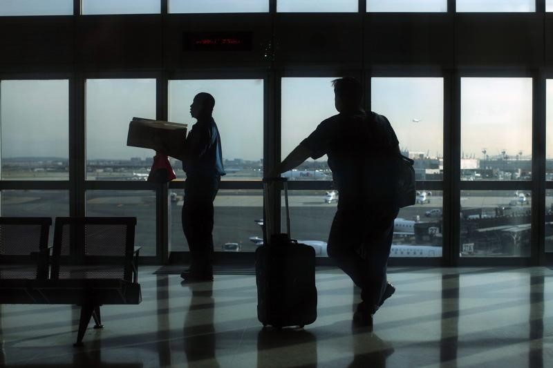 Passageiros sofrem dezenas de cancelamentos de voos em 1º dia de greve de aeronautas Por Reuters