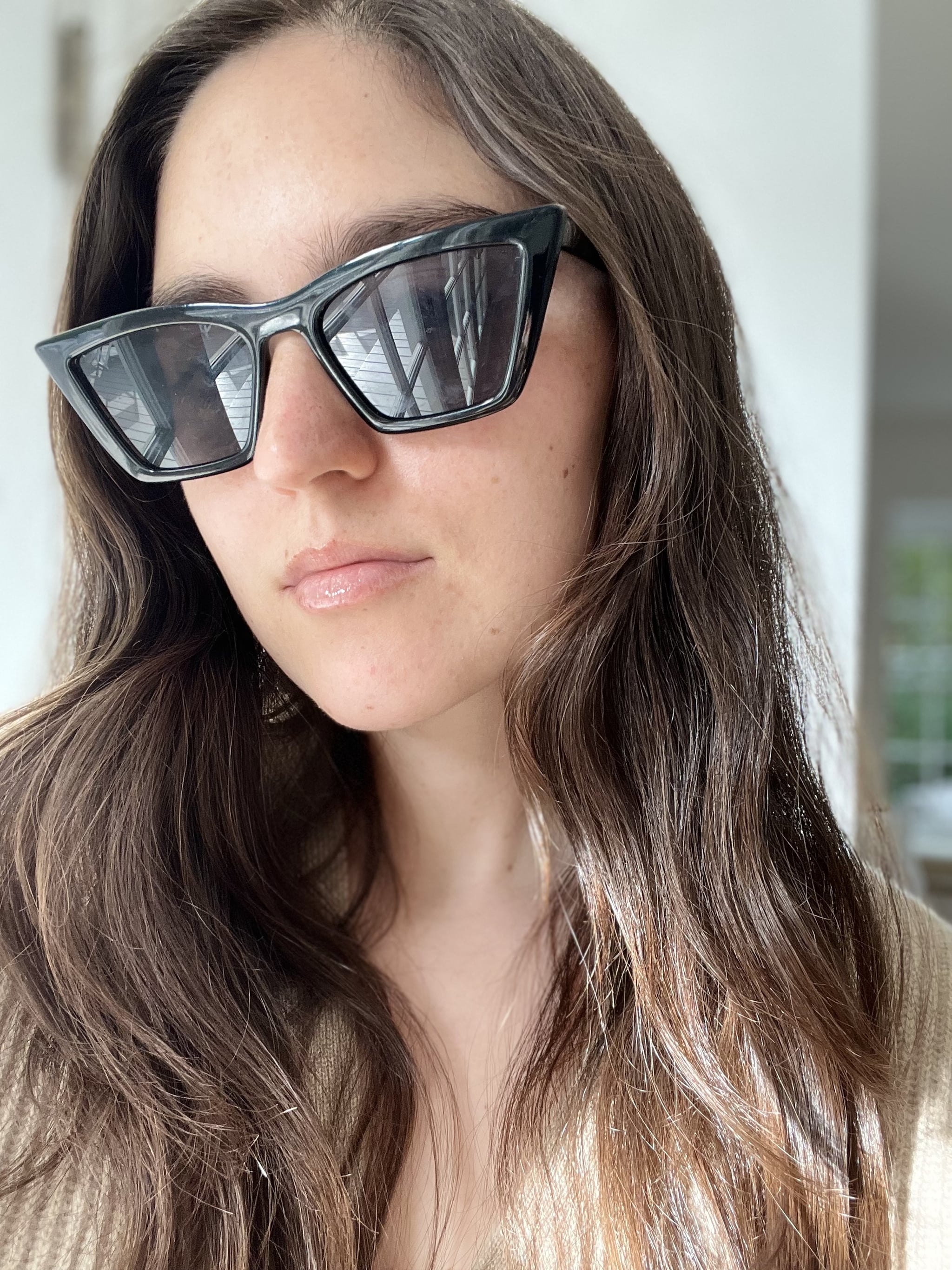 Editor usando os óculos de sol Wild Fable Angular Cateye