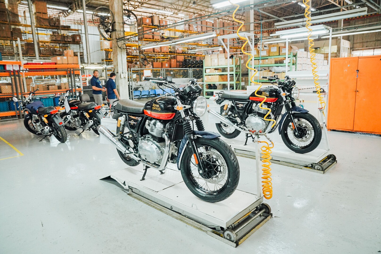 Royal Enfield inaugura linha de montagem de motos no Brasil