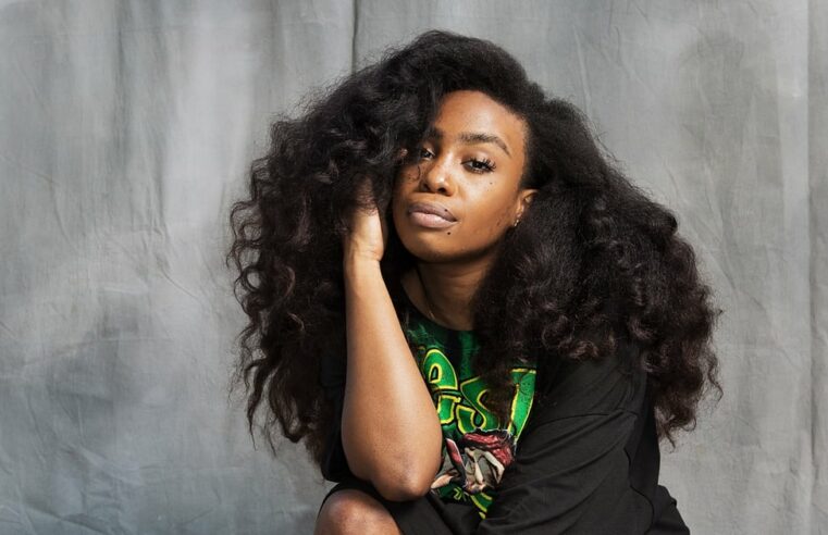 SZA usa vestido recortado feito de camisetas universitárias no Instagram