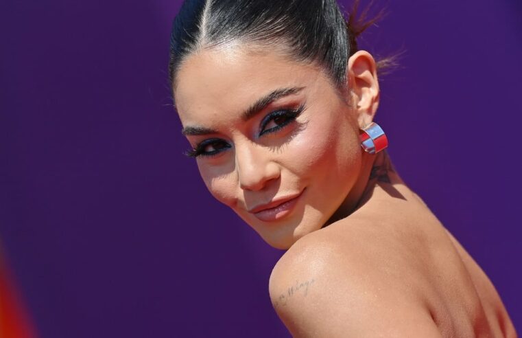 Vestido de festa azul de penas de Vanessa Hudgens para o aniversário