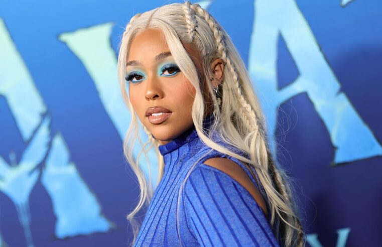 Vestido que brilha no escuro de Jordyn Woods na estreia de Avatar 2