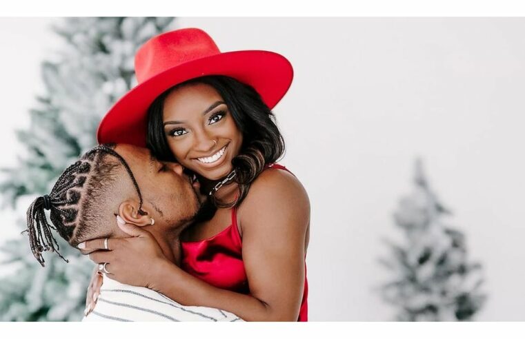 Vestido vermelho de Simone Biles para Jonathan Owens Holiday Shoot