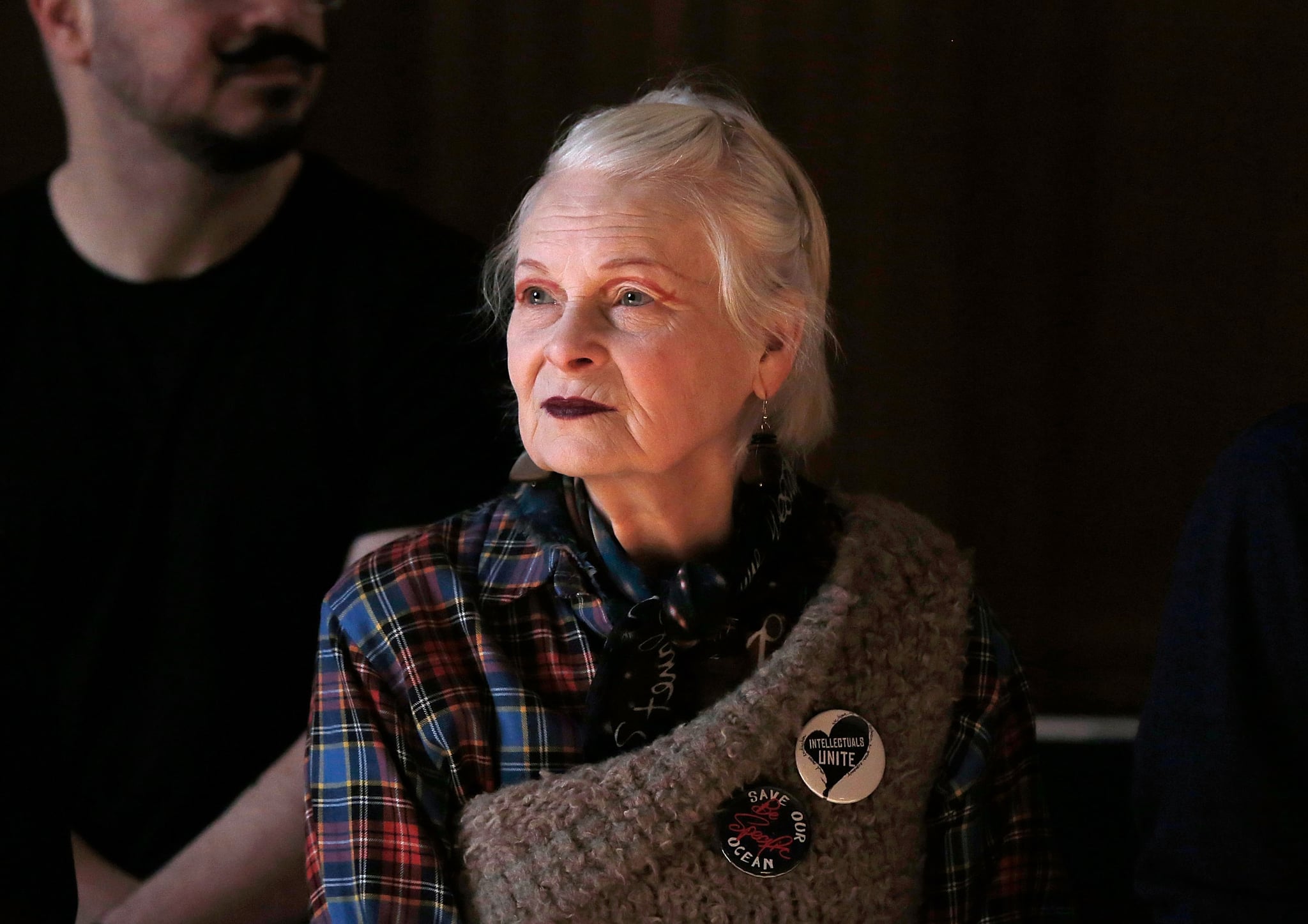 LONDRES, INGLATERRA - 21 DE FEVEREIRO: Dame Vivienne Westwood assiste aos ensaios antes de seu desfile durante a London Fashion Week outono/inverno 2016/17 no Royal College of Surgeons em 21 de fevereiro de 2016 em Londres, Inglaterra.  (Foto de John Phillips/Getty Images)