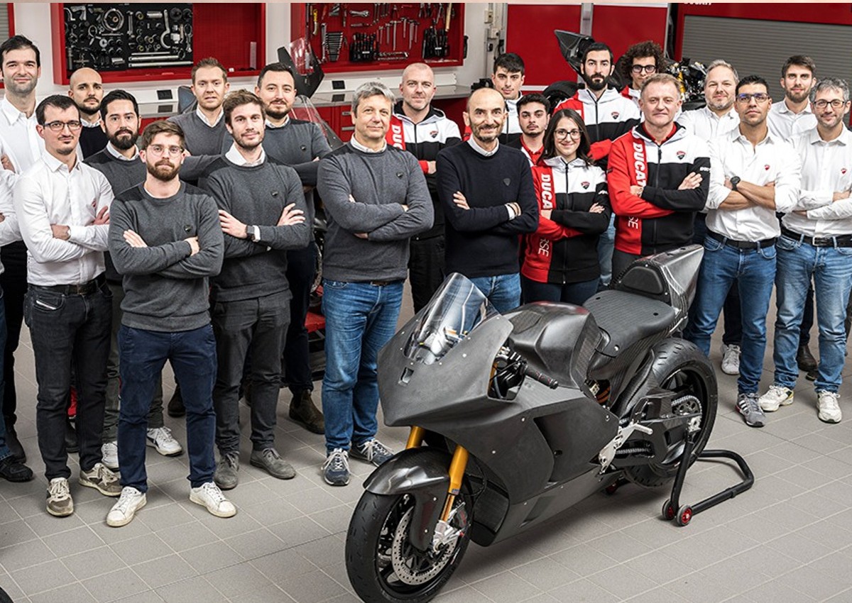 A moto elétrica da Ducati já está em produção.  Os protótipos serão usados ​​no campeonato MotoE, desse ano