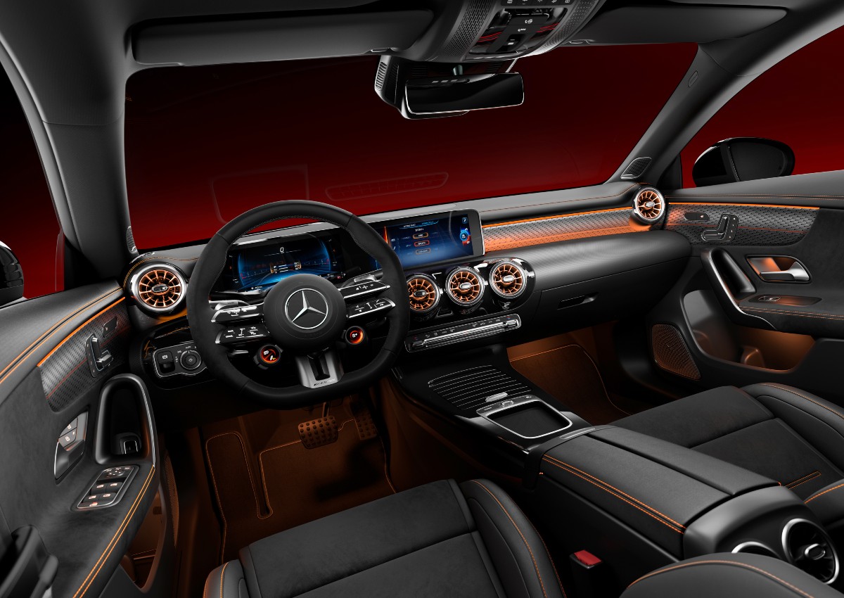 O Mercedes-Benz CLA 2024 acaba de ser apresentado.  O modelo tem como destaque as renovações estéticas e o novo motor híbrido plug-in