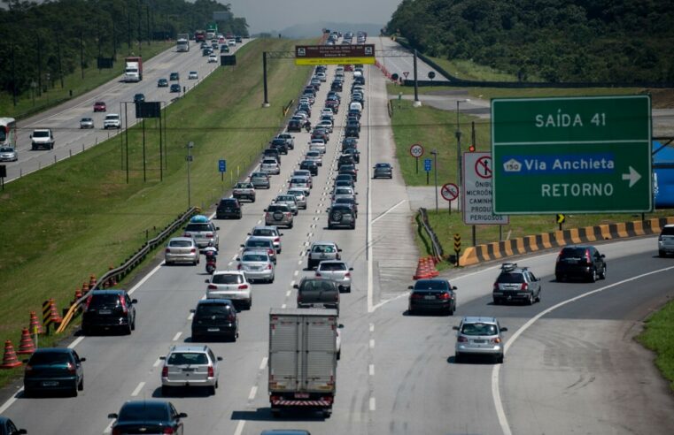 Mais de 1 milhão de veículos vão deixar São Paulo no aniversário da cidade