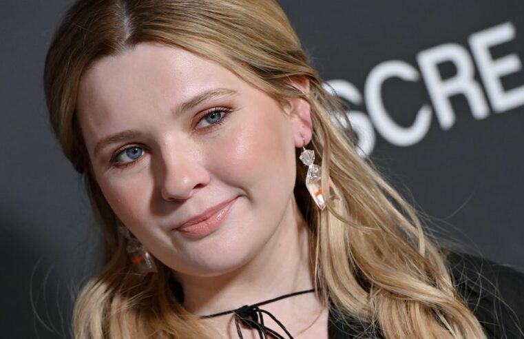 Anel de noivado redondo e aliança de casamento de Abigail Breslin