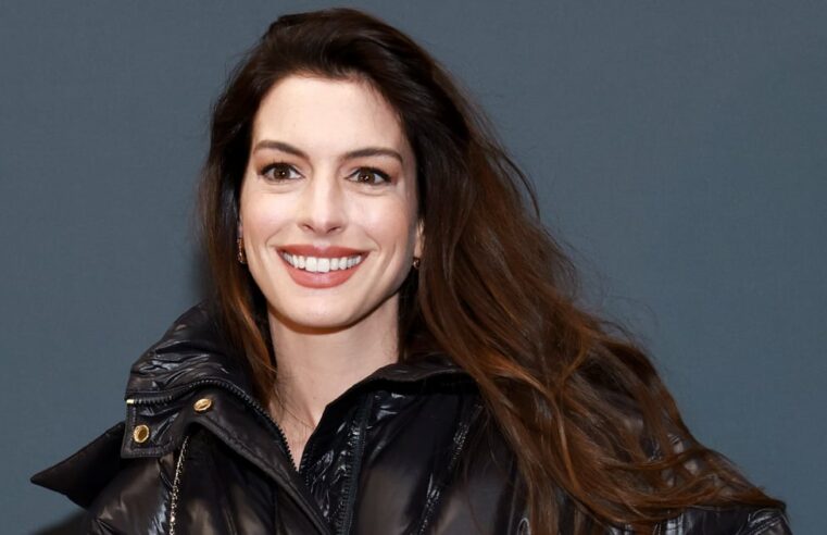 Anne Hathaway usa Versace Corset Puffer Jacket em Sundance