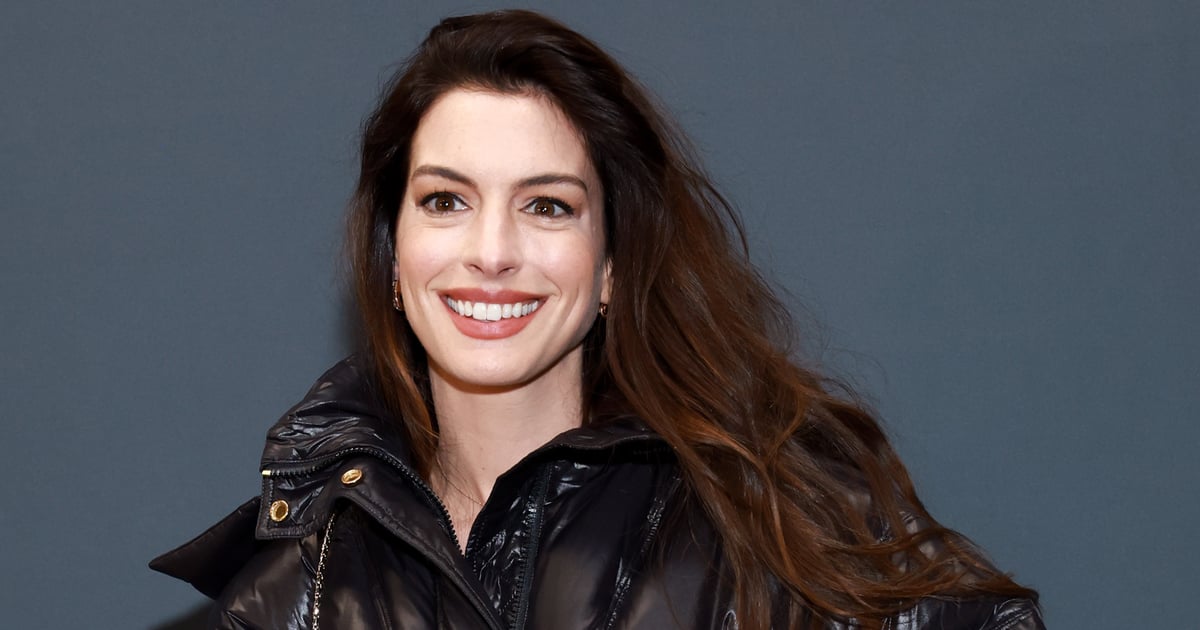 Anne Hathaway usa Versace Corset Puffer Jacket em Sundance