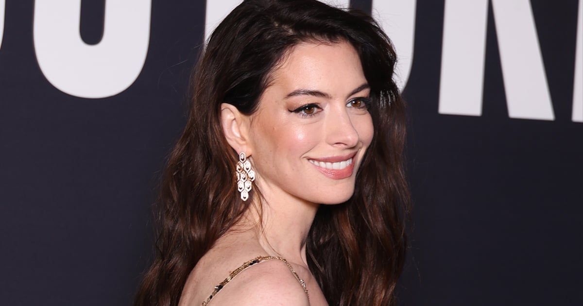 Anne Hathaway usa minivestido de lantejoulas |  Semana de Moda de Paris