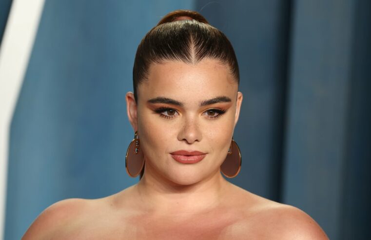 Barbie Ferreira posa em um maiô recortado Miaou de uma peça