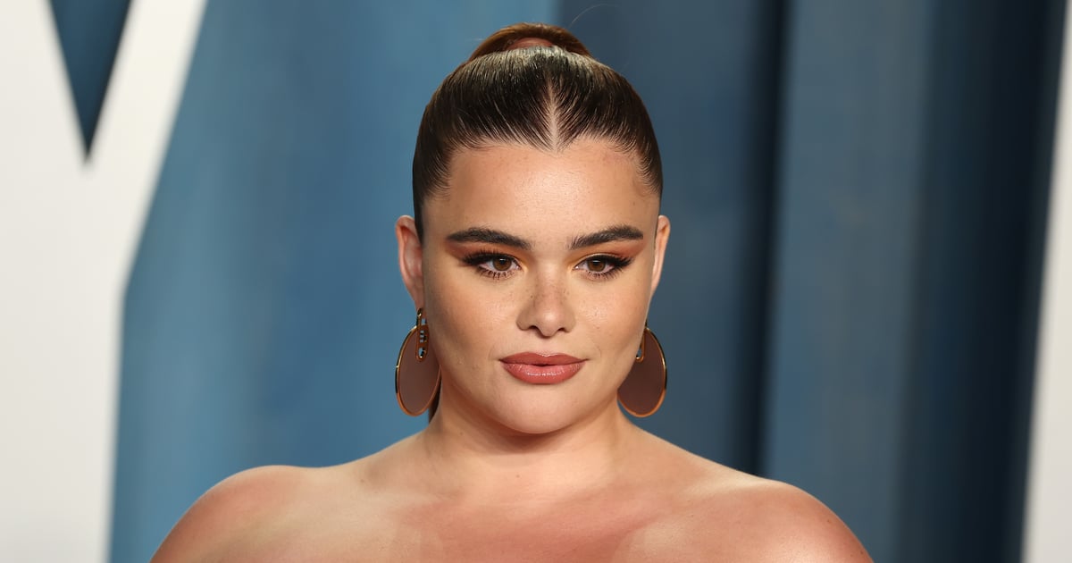 Barbie Ferreira posa em um maiô recortado Miaou de uma peça