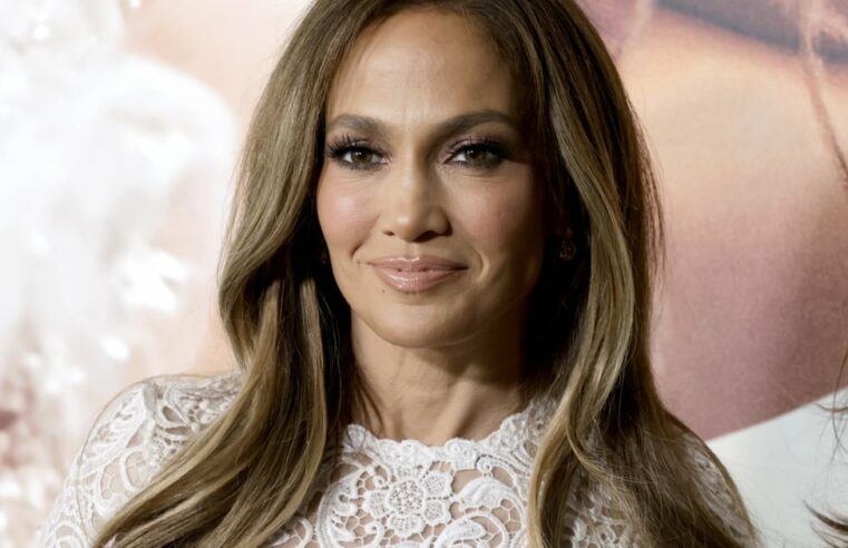 Camisa Michael Kors branca de Jennifer Lopez no Instagram