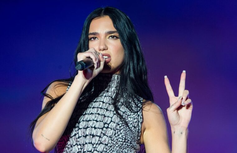 Dua Lipa usa minivestido com glitter e tanga exposta para NYE