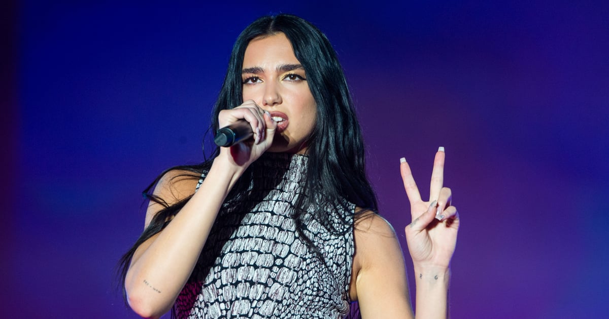 Dua Lipa usa minivestido com glitter e tanga exposta para NYE