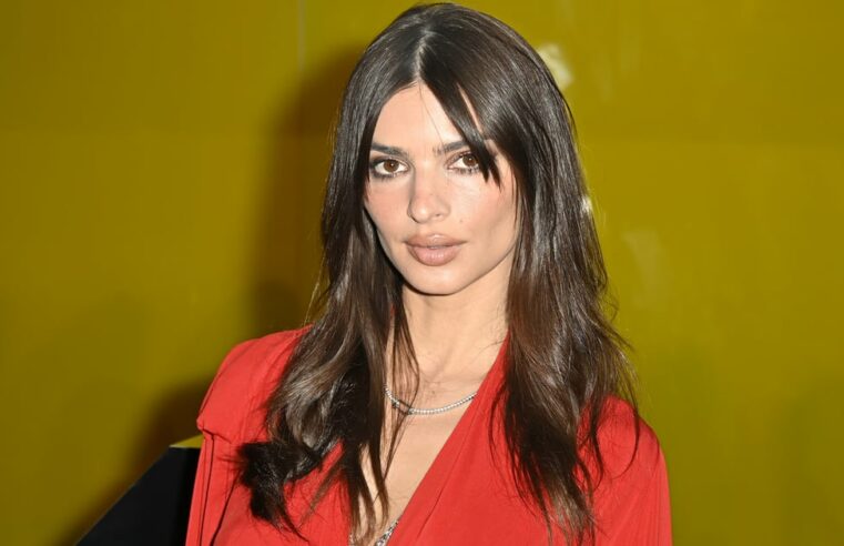 Emily Ratajkowski usa meias polarizadoras acima do joelho