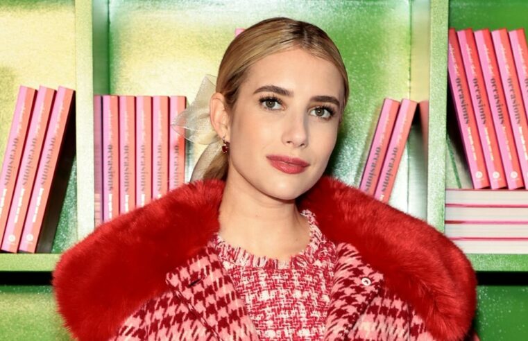 Emma Roberts usa um traje de esqui Houndstooth combinando