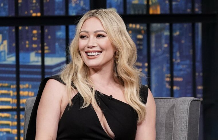 Hilary Duff’s The Attico Cutout Dress em Seth Meyers