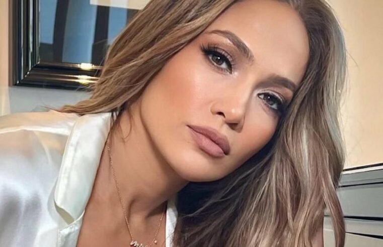 J Lo posa para Intimissimi em sutiã preto e pijama de cetim branco