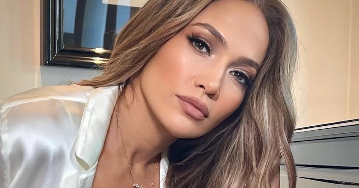 J Lo posa para Intimissimi em sutiã preto e pijama de cetim branco