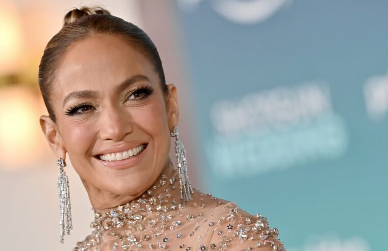 J Lo usa minivestido transparente para Anastasia Beverly Hills