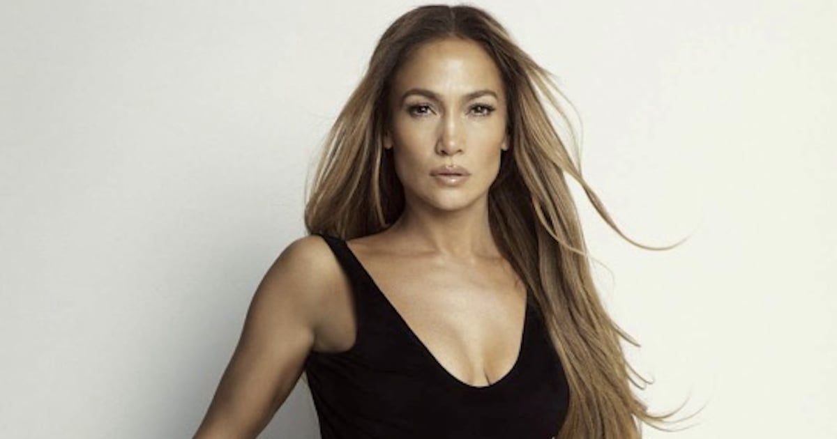 J Lo usa um macacão preto de perna alta para a campanha JLo Body