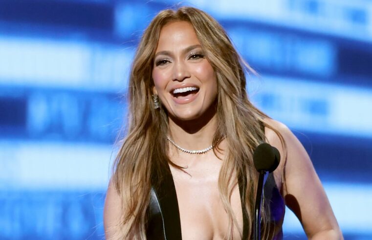 Jennifer Lopez usa um terninho David Koma preto profundo