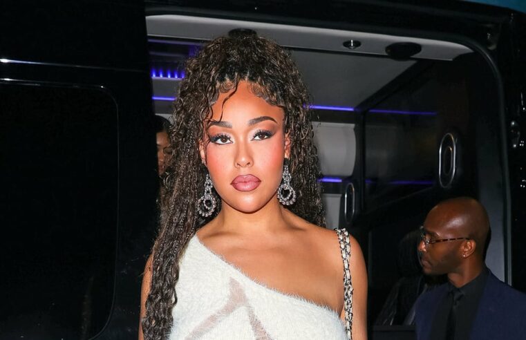 Jordyn Woods usa vestido branco felpudo de um ombro só