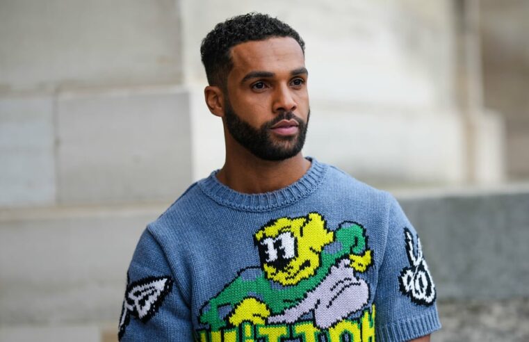 Lucien Laviscount usa saia para desfile masculino da Louis Vuitton