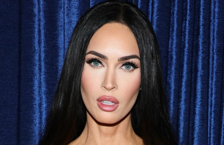 Megan Fox usa biquíni laranja no Instagram