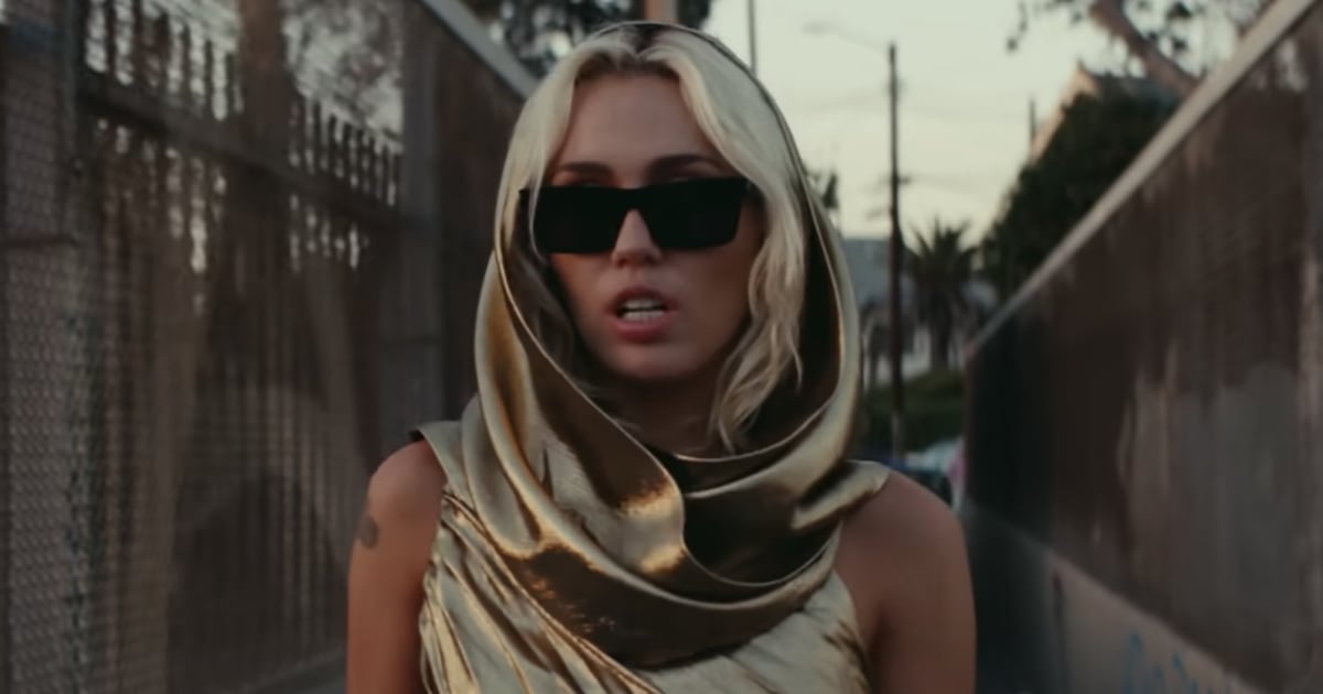 Miley Cyrus usa vestido dourado no videoclipe de “Flowers”
