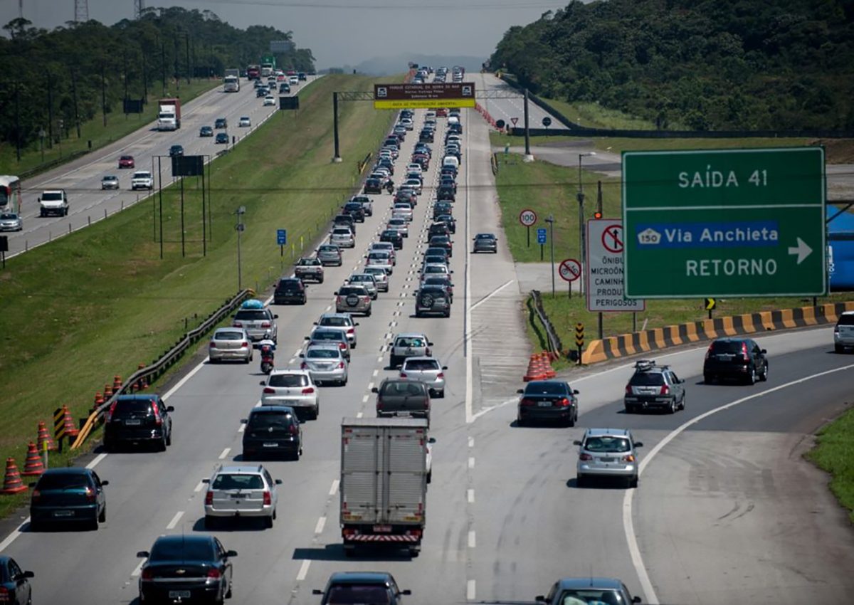 Motoristas enfrentam trânsito nas estradas na volta do feriado de Ano Novo