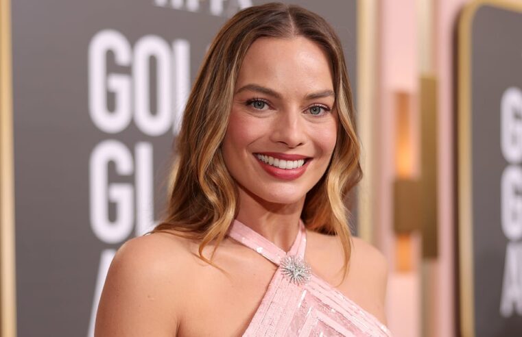 O vestido rosa Chanel de Margot Robbie no Globo de Ouro 2023