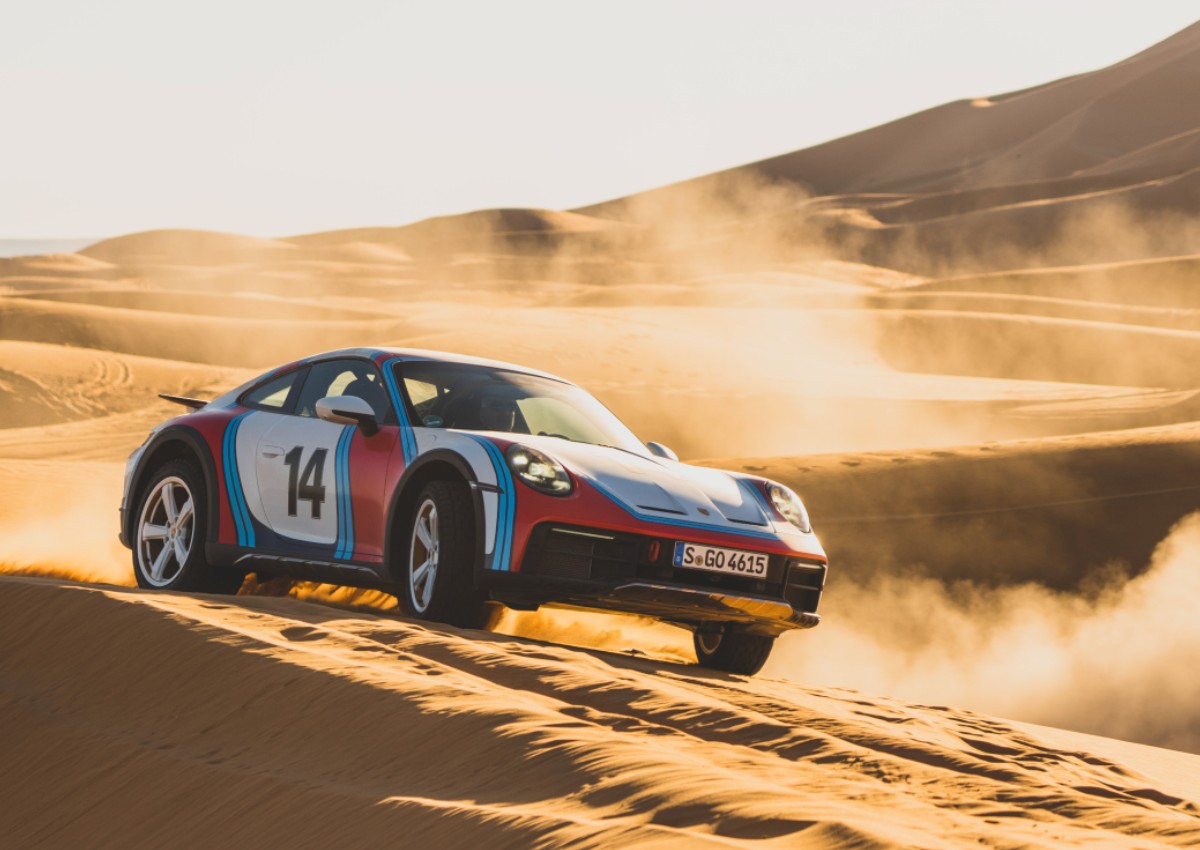 Porsche 911 Dakar ganha pacotes de adesivos inspirados em ralis