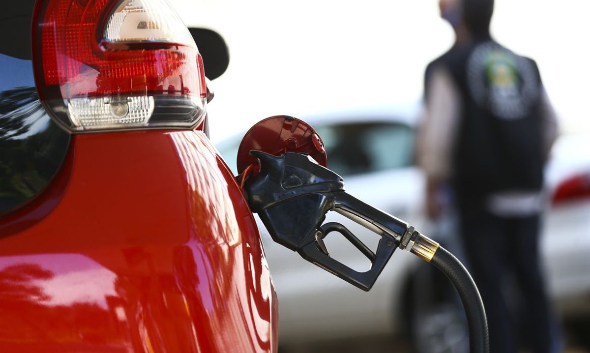 Postos sobem preços dos combustíveis e governo pede emoção