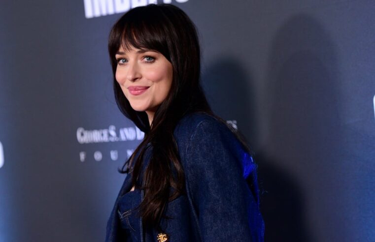 Roupa jeans de Dakota Johnson no Festival de Cinema de Sundance