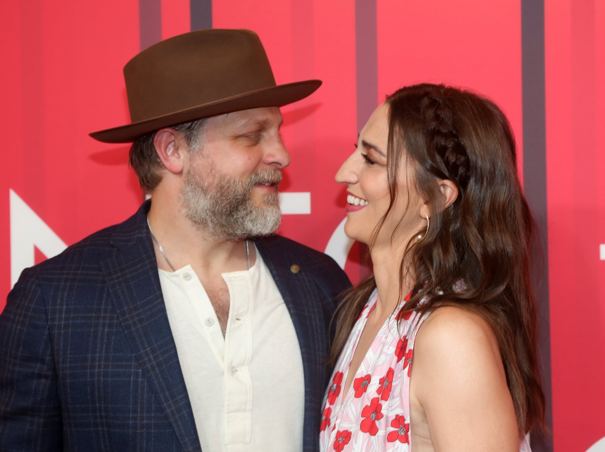 NEW YORK, NEW YORK - 10 DE JULHO: Joe Tippett e Sara Bareilles posam na noite de abertura de 