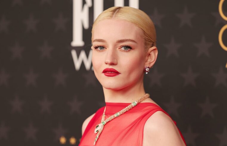 Vestido Ferragamo de Julia Garner no Critics’ Choice Awards