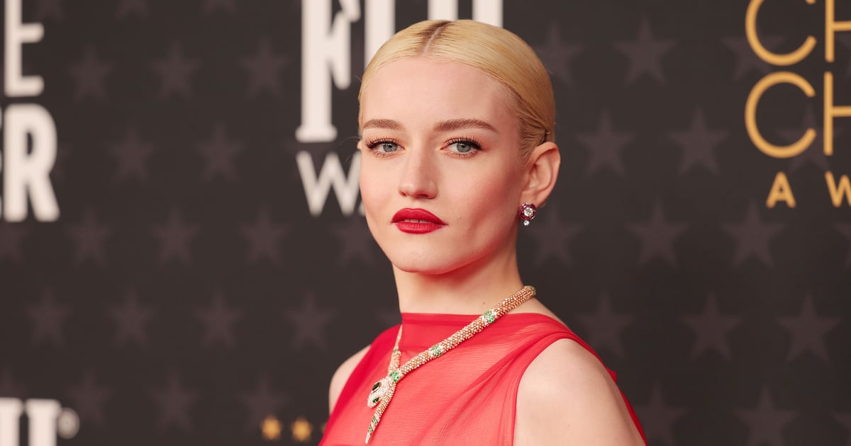 Vestido Ferragamo de Julia Garner no Critics’ Choice Awards