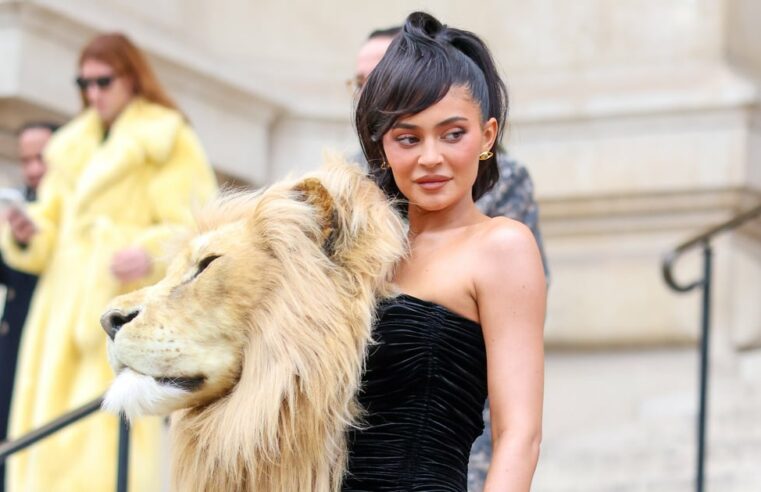 Vestido Lion Head de Kylie Jenner no Schiaparelli Paris Show