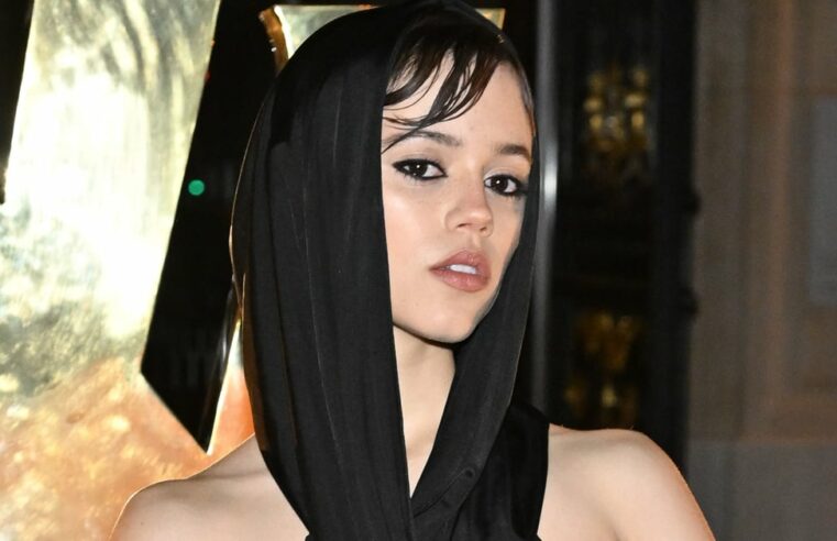 Vestido Saint Laurent com capuz preto de Jenna Ortega