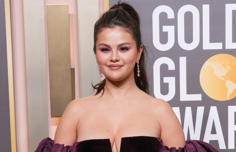 Vestido Valentino de Selena Gomez no Globo de Ouro 2023