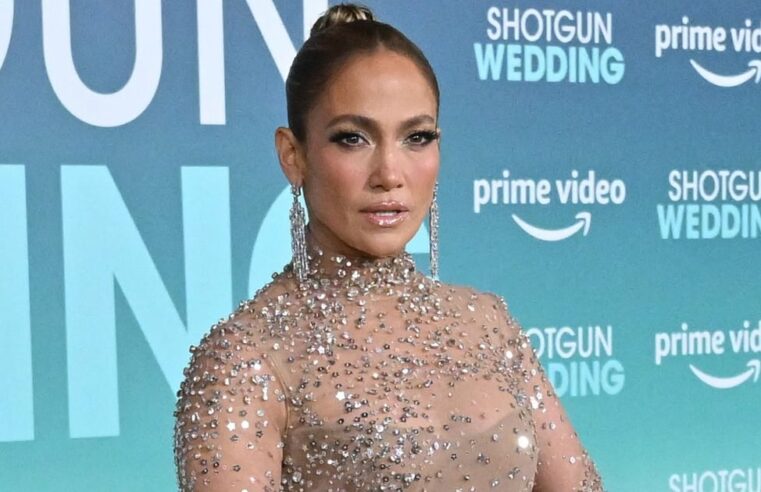 Vestido Valentino transparente de J Lo na estreia de Shotgun Wedding