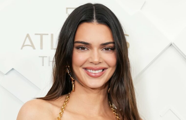 Vestido bolsa Schiaparelli marrom Kendall Jenner em Dubai