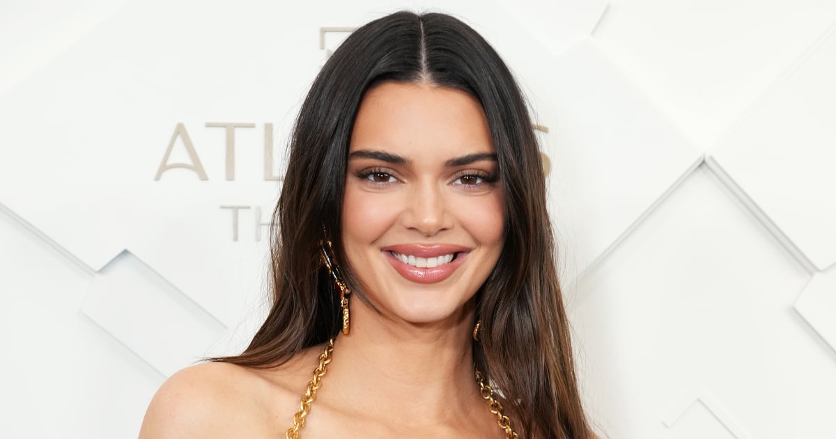 Vestido bolsa Schiaparelli marrom Kendall Jenner em Dubai